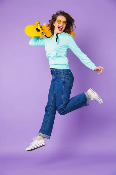 Зображення Дивовижної Щасливої Молодої Жінки Позує Ізольовано Над Фіолетовою Стіною — стокове фото