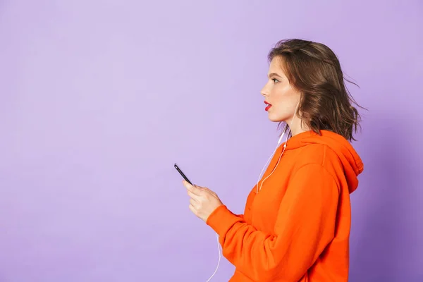 Bild Einer Schönen Jungen Frau Posiert Isoliert Vor Violettem Hintergrund — Stockfoto