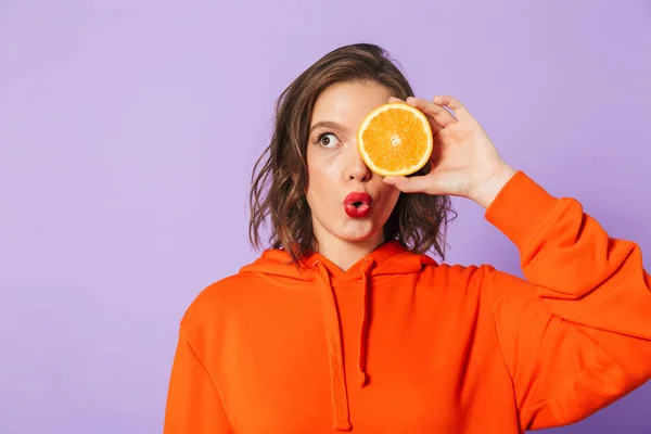 Изображение Шокированной Эмоциональной Молодой Женщины Позирующей Изолированно Фиолетовой Стене Оранжевыми — стоковое фото