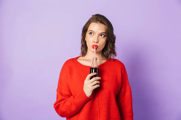 Menina Bonita Vestindo Camisola Vermelha Isolado Sobre Fundo Violeta Bebendo — Fotografia de Stock