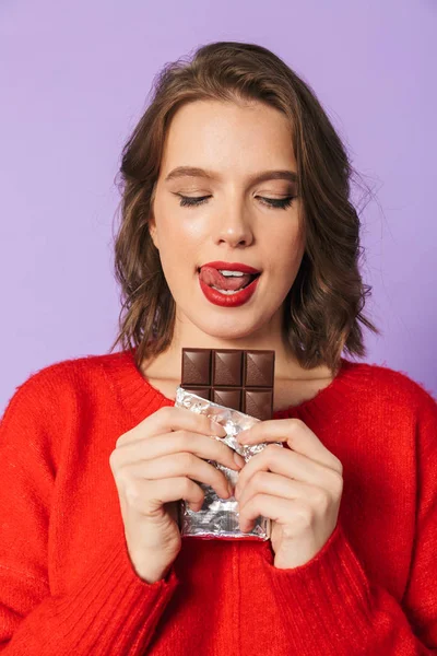 Imagem Uma Bela Jovem Posando Isolado Sobre Parede Fundo Roxo — Fotografia de Stock