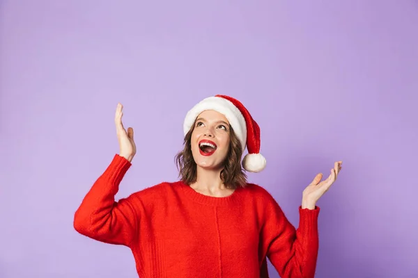 Bilden Upphetsad Chockad Ung Kvinna Jul Hatt Isolerade Över Lila — Stockfoto