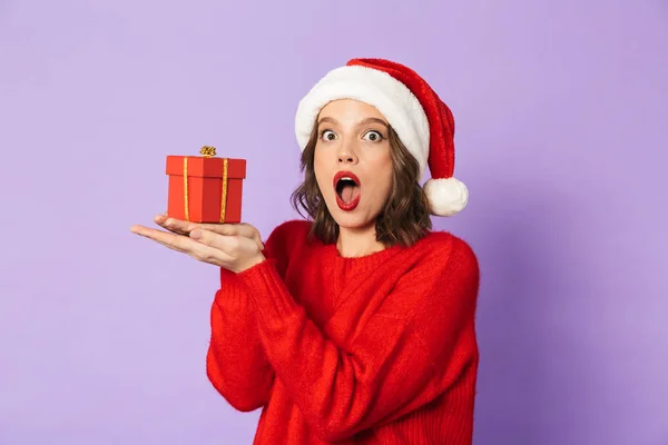 Imagen Una Joven Emocionada Con Sombrero Navidad Aislado Sobre Fondo — Foto de Stock
