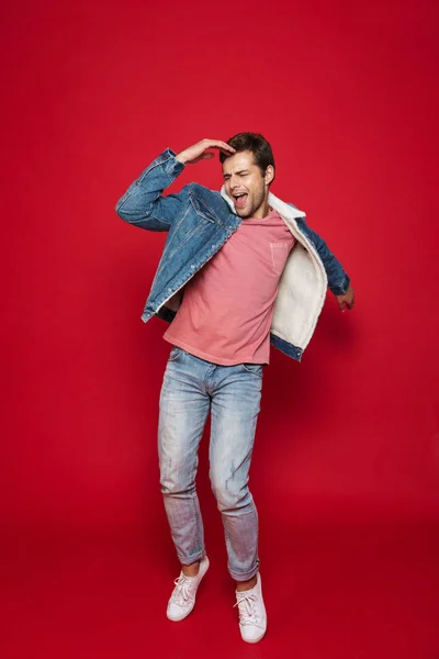 Longitud Completa Joven Feliz Con Chaqueta Mezclilla Caliente Saltando Aislado — Foto de Stock