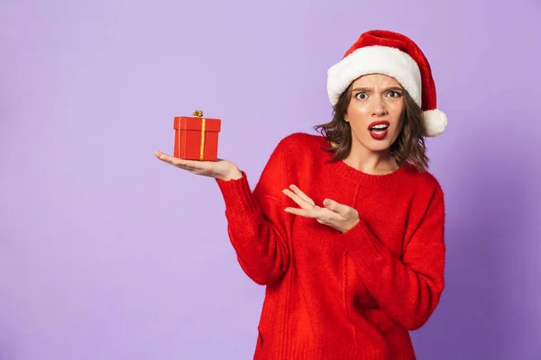 Retrato Una Joven Disgustada Con Sombrero Navidad Aislado Sobre Fondo — Foto de Stock