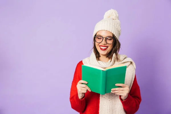 Retrato Una Joven Feliz Emocionada Con Sombrero Invierno Aislado Sobre —  Fotos de Stock