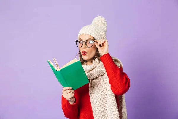 Retrato Una Joven Emocionada Con Sombrero Invierno Aislado Sobre Libro —  Fotos de Stock