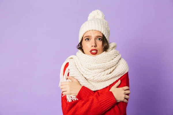 Retrato Uma Jovem Mulher Congelada Usando Chapéu Inverno Cachecol Isolado — Fotografia de Stock