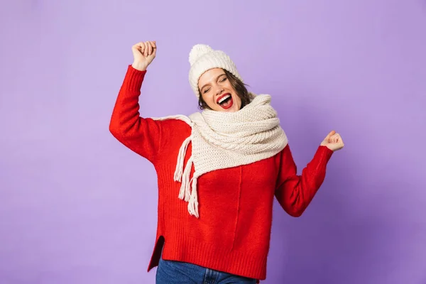 Retrato Uma Jovem Feliz Excitada Usando Chapéu Inverno Isolado Sobre — Fotografia de Stock