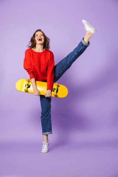 Imagem Uma Bela Jovem Excitada Posando Isolada Sobre Parede Fundo — Fotografia de Stock