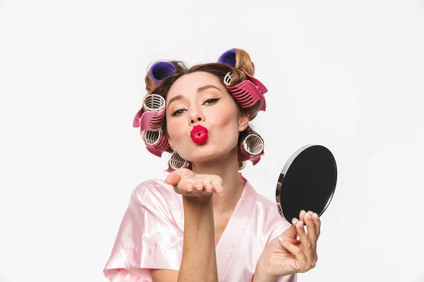 Kendini Ayna Öpücük Gönderme Arıyorum Güzel Kadını Curlers Beyaz Arka — Stok fotoğraf