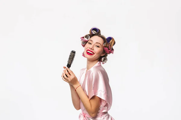 Şarkı Saç Fırçası Holding Neşeli Kadını Curlers Beyaz Arka Plan — Stok fotoğraf