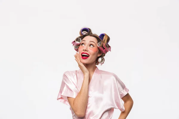 Retrato Una Bonita Ama Casa Con Rizadores Pelo Usando Bata —  Fotos de Stock