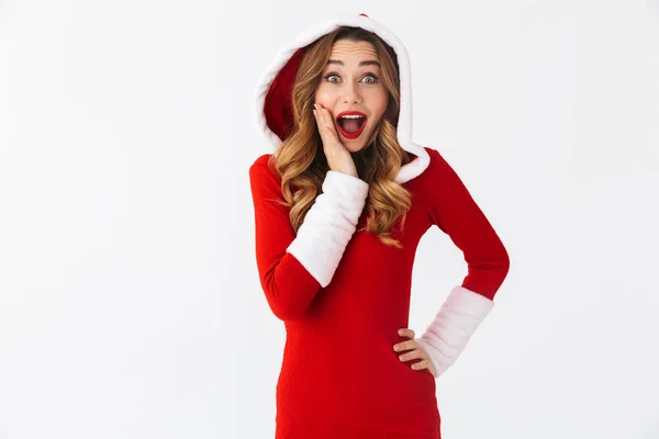 Sürpriz Kız Yaşlarda Giyen Noel Kırmızı Elbise Ayakta Beyaz Arka — Stok fotoğraf