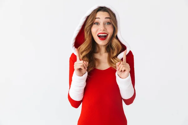 高加索女孩20多岁的图像 穿着圣诞红色礼服 手指在模仿空间 而站在孤立的白色背景 — 图库照片