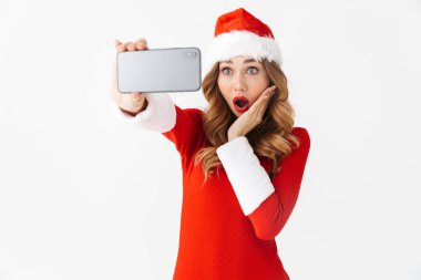 Yılbaşı kostüm güzel bir duygusal kadın görüntüsünü almak bir selfie cep telefonuyla.