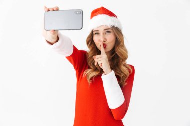 Yılbaşı kostüm güzel bir duygusal kadın görüntüsünü almak bir selfie cep telefonuyla.