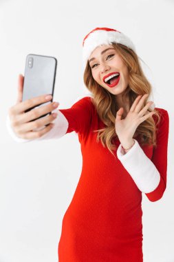 Yılbaşı kostüm güzel bir duygusal kadın görüntüsünü almak cep telefonu sallayarak tarafından bir selfie.