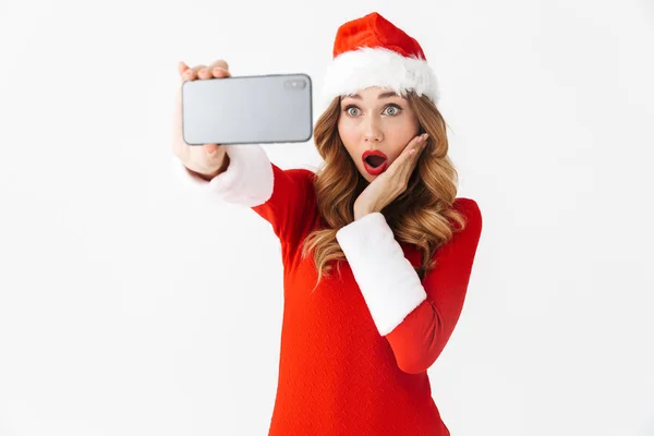 Imagem Uma Bela Mulher Emocional Traje Natal Tirar Uma Selfie — Fotografia de Stock