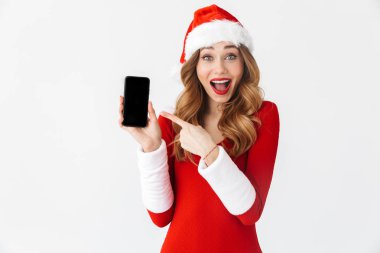 Noel kostümü cep telefonu görüntüsünü gösterilen şok bir duygusal kadın fotoğrafı.