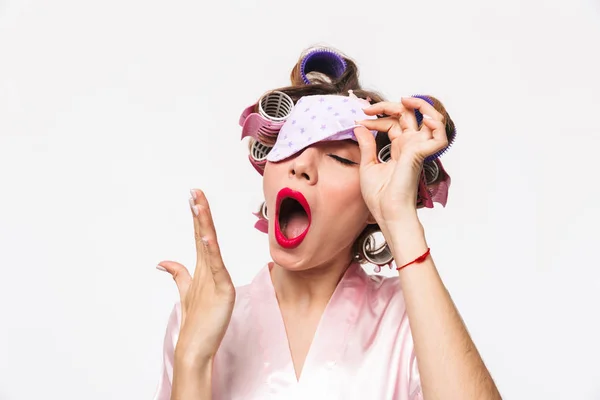 Casalinga Stanca Con Bigodini Capelli Che Indossano Accappatoio Sbadigliare Isolato — Foto Stock