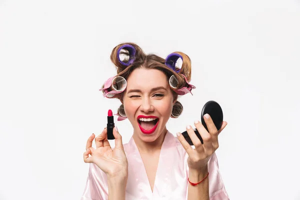 Dona Casa Alegre Com Encrespadores Cabelo Vestindo Roupão Isolado Sobre — Fotografia de Stock