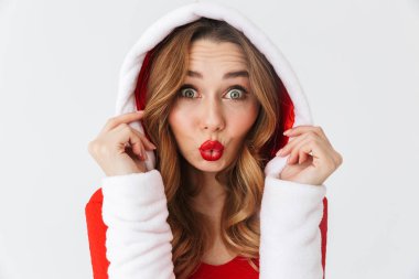 Görüntü gülümsemek gülümseyen ve beyaz arka plan üzerinde izole duran genç kız 20'li yaşlarda giyen Noel kırmızı elbise