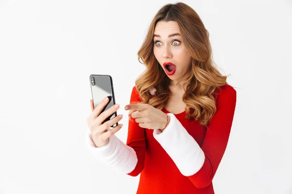 携帯電話を使用してクリスマスの衣装でショックを受けて興奮した女性の画像 — ストック写真