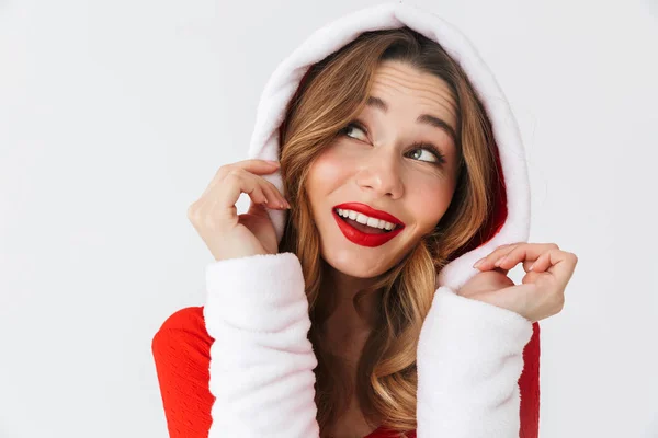 高加索女孩20多岁的肖像特写镜头穿着圣诞红色礼服微笑 站在孤立的白色背景 — 图库照片