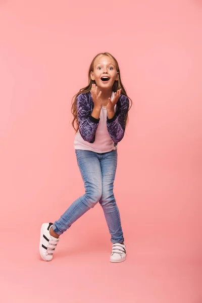 Повна Довжина Усміхненої Маленької Дівчинки Стоїть Ізольовано Рожевому Фоні Веселить — стокове фото