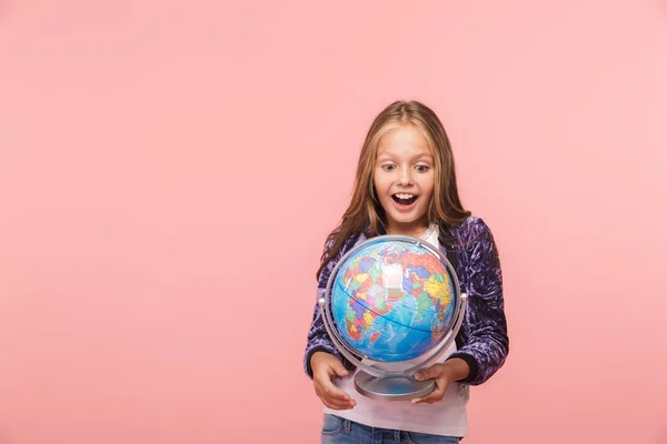 Lachende Meisje Roze Achtergrond Geïsoleerd Staande Houden Earth Globe — Stockfoto