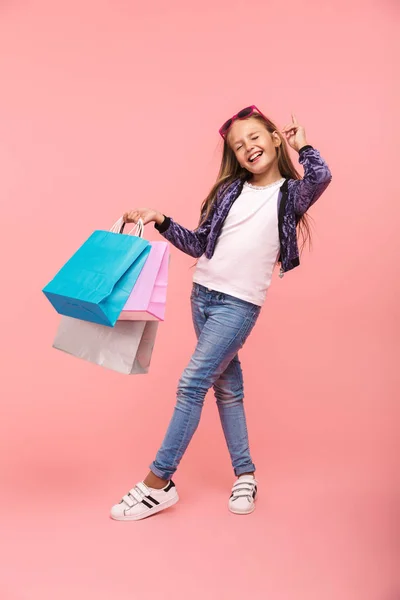Веселая Маленькая Девочка Изолирована Розовом Фоне Сумками Покупок — стоковое фото