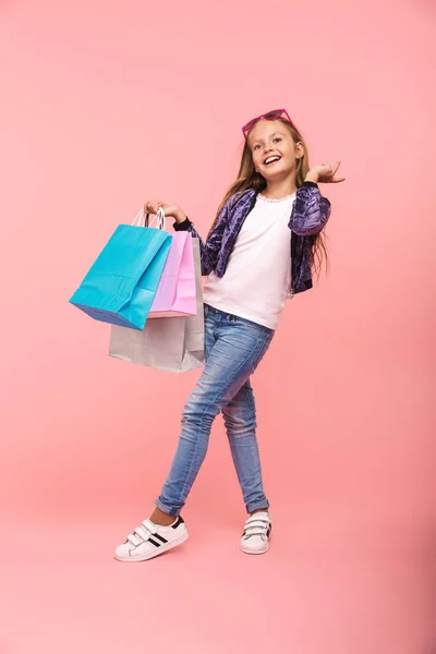 Vrolijk Meisje Geïsoleerd Roze Achtergrond Uitvoering Van Boodschappentassen — Stockfoto