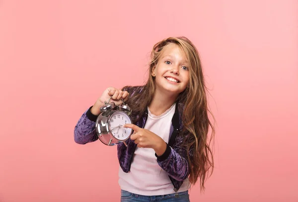 Menina Bonita Sentado Isolado Sobre Fundo Rosa Segurando Despertador — Fotografia de Stock