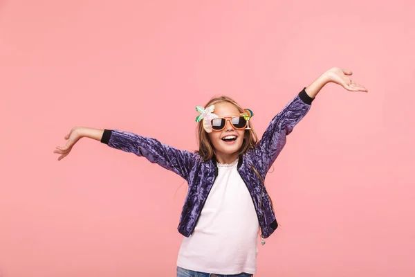 Retrato Uma Menina Alegre Usando Óculos Sol Verão Isolado Sobre — Fotografia de Stock