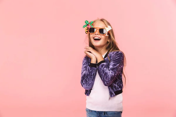 Retrato Uma Menina Alegre Usando Óculos Sol Verão Isolado Sobre — Fotografia de Stock