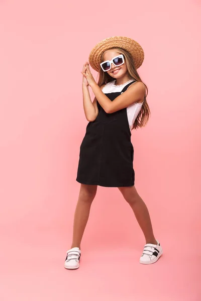 Retrato Comprimento Total Uma Menina Sorridente Usando Óculos Sol Verão — Fotografia de Stock