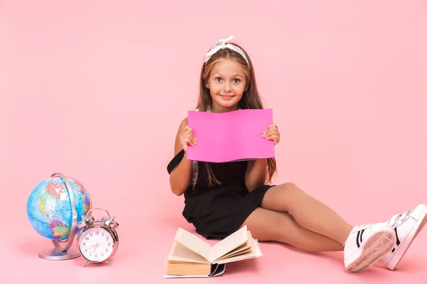 Gelukkig Klein Meisje Dragen Jurk Studeren Geïsoleerd Roze Achtergrond Tonen — Stockfoto