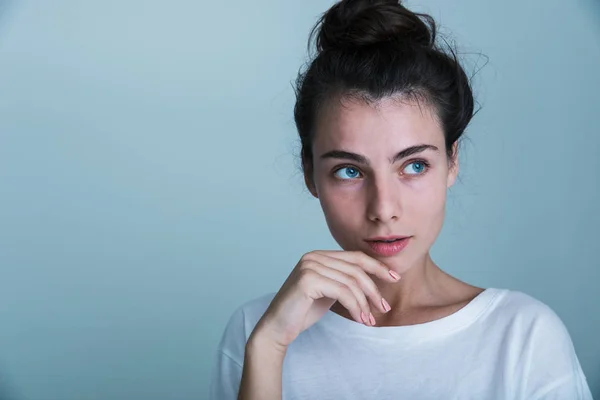 Close Uma Jovem Bonita Casual Isolado Sobre Fundo Azul Olhando — Fotografia de Stock