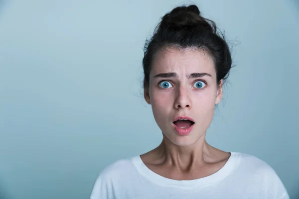 Close Van Een Geschokt Jonge Vrouw Die Shirt Geïsoleerd Blauwe — Stockfoto