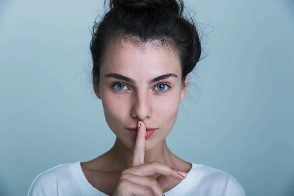 Close Uma Jovem Bonita Casual Isolado Sobre Fundo Azul Mostrando — Fotografia de Stock