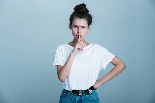 Retrato Una Hermosa Chica Casual Aislada Sobre Fondo Azul Mostrando —  Fotos de Stock