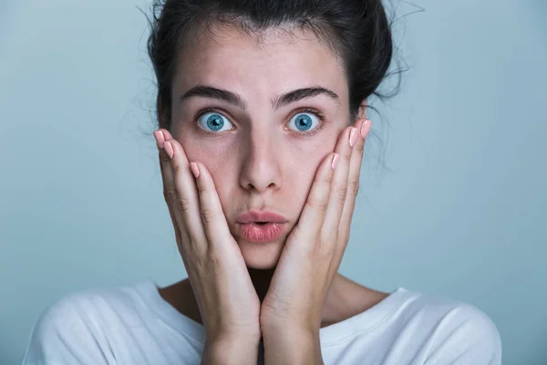 Gros Plan Une Jeune Femme Choquée Portant Une Chemise Réservoir — Photo