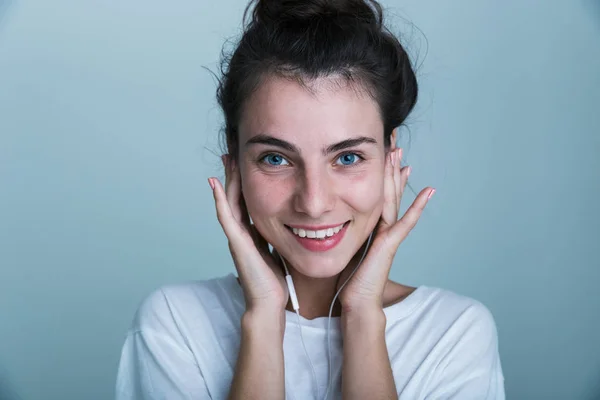 Närbild Vacker Ung Casual Flicka Står Isolerade Över Blå Bakgrund — Stockfoto