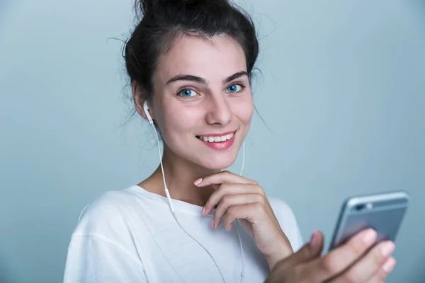 Close Uma Bela Jovem Casual Isolado Sobre Fundo Azul Ouvindo — Fotografia de Stock