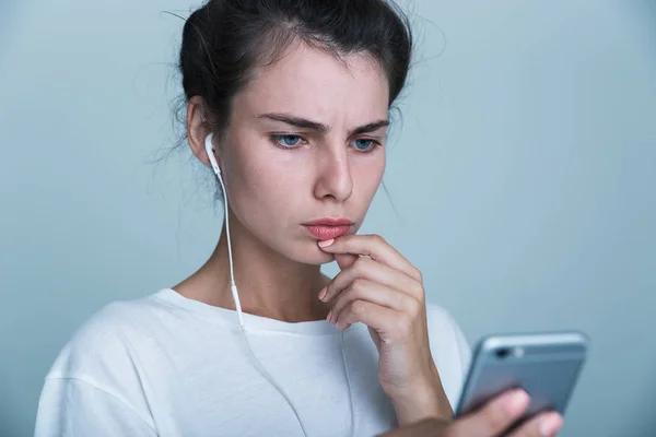 Close Uma Jovem Menina Casual Confuso Isolado Sobre Fundo Azul — Fotografia de Stock