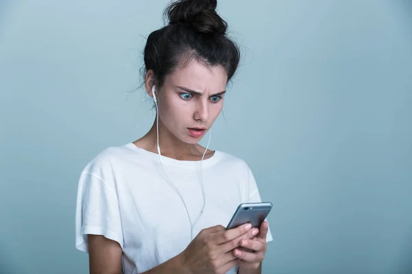 Close Uma Jovem Menina Casual Confuso Isolado Sobre Fundo Azul — Fotografia de Stock