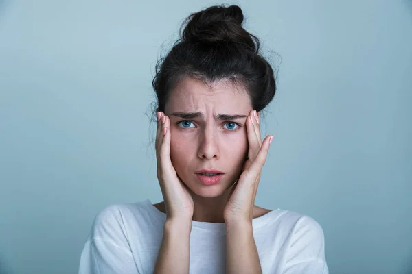 Close Uma Jovem Chocada Vestindo Camiseta Isolada Sobre Fundo Azul — Fotografia de Stock