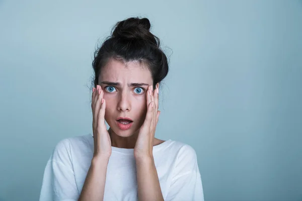 Close Van Een Geschokt Jonge Vrouw Die Shirt Geïsoleerd Blauwe — Stockfoto