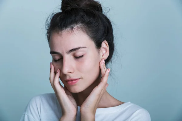 Primer Plano Una Hermosa Chica Casual Aislado Sobre Fondo Azul — Foto de Stock